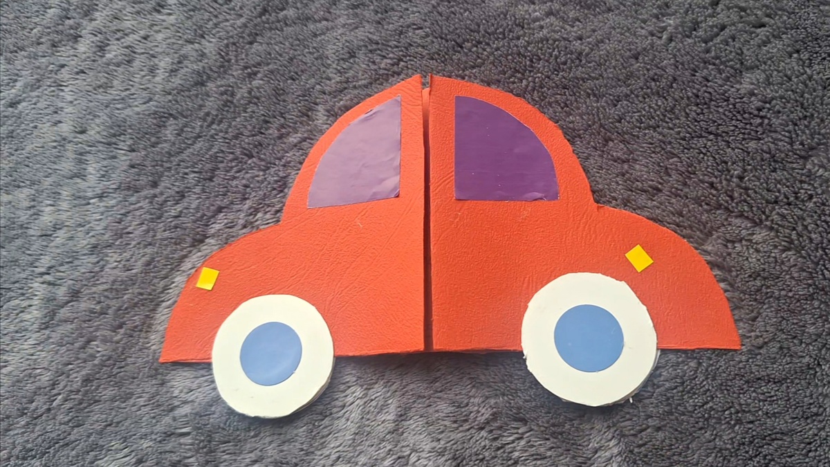 Наша создана трёхлеткой - выбор цветов, склейка и послание внутри открытки - всё по силам. Мама вырезала детали и представляла материалы:) 