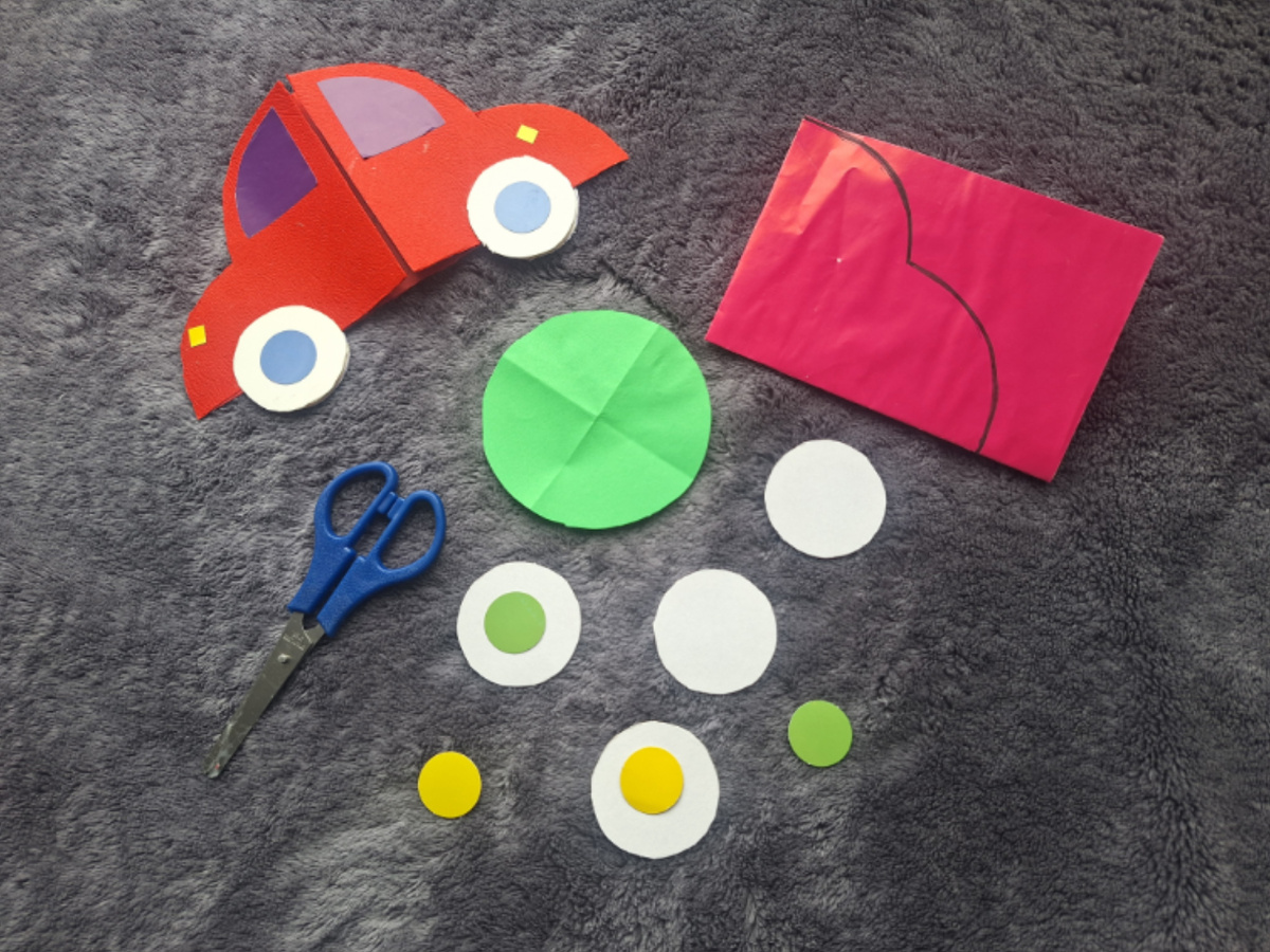  Поищите дома, возможно, найдутся картонные кружки-заглушки от развивающих книжек или мозаики. Тогда не придётся вырезать. Мы так и сделали:) 