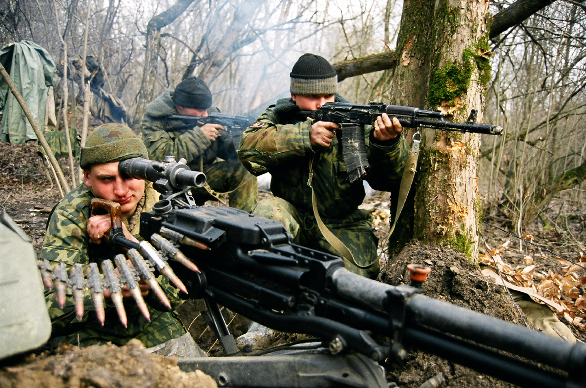 Морские пехотинцы на боевой позиции. Чечня