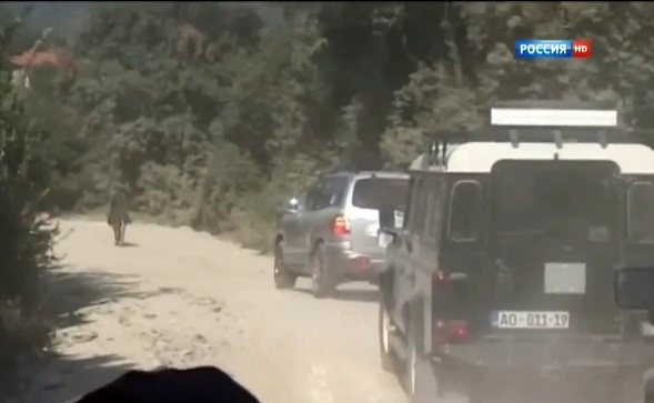 Во время движения кортежа Путина появился необычный сопровождающий. 