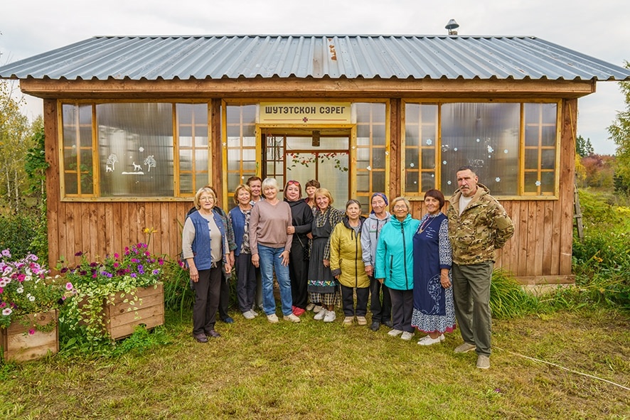 Беседка «Шутэтскон сэрег» («Место отдыха») в Байвале, построенная жителями деревни
