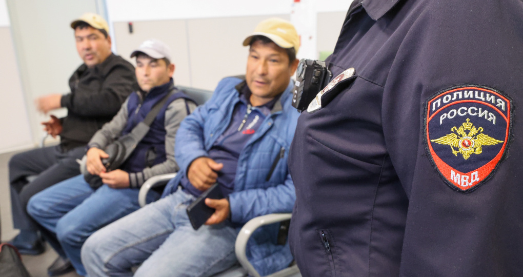 «Мы держались долго», но мигранты вынудили. В РФ вводят повсеместную дактилоскопию для приезжих