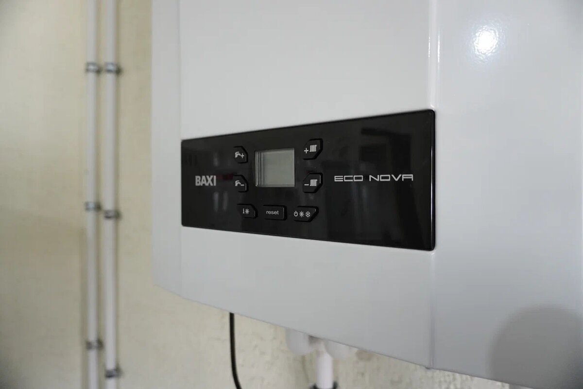 На фото: котёл BAXI