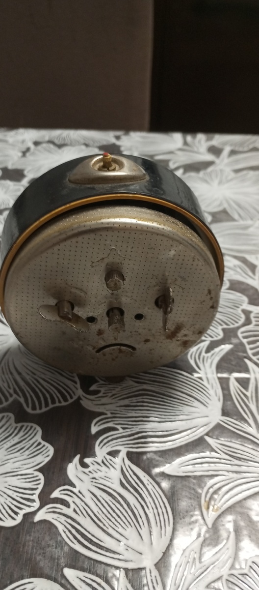 Вид  задней части часов . Здесь находится управления стрелками и будильником 