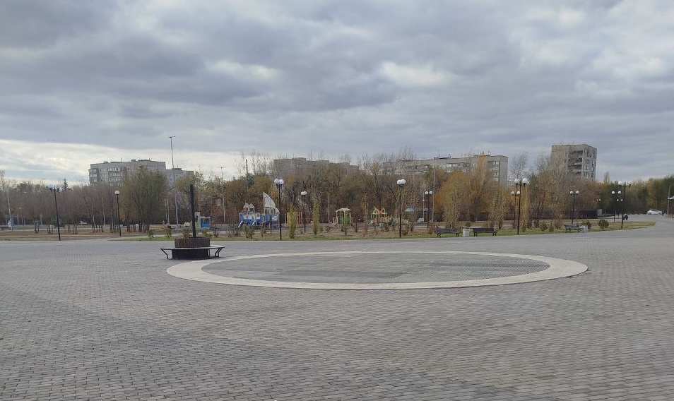    В Орске после огласки убрали борцовский ковер, которым накрыли неработающий фонтан в СК «Пищевик»