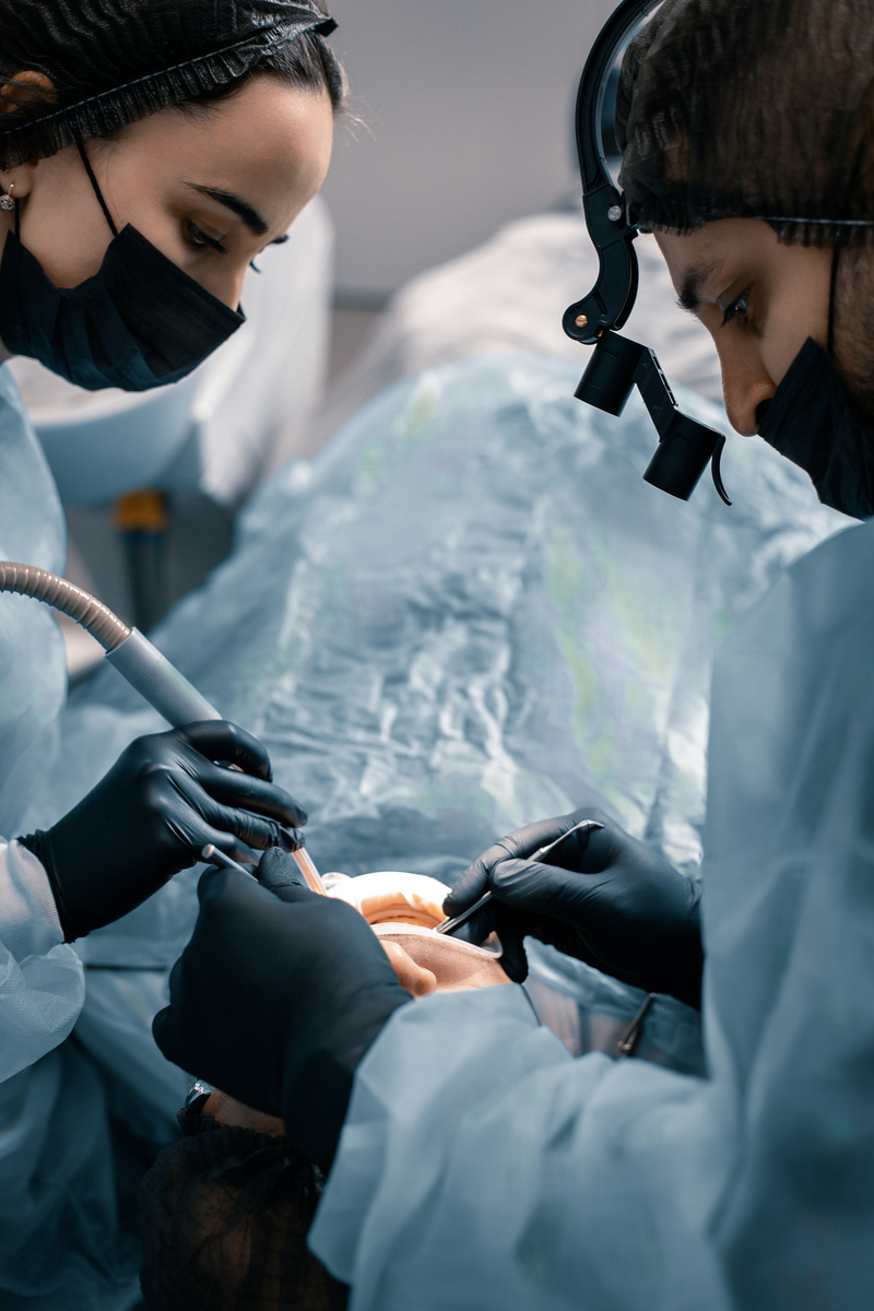 Глав.врач хирург-имплантолог Согоян Наири Акобович.