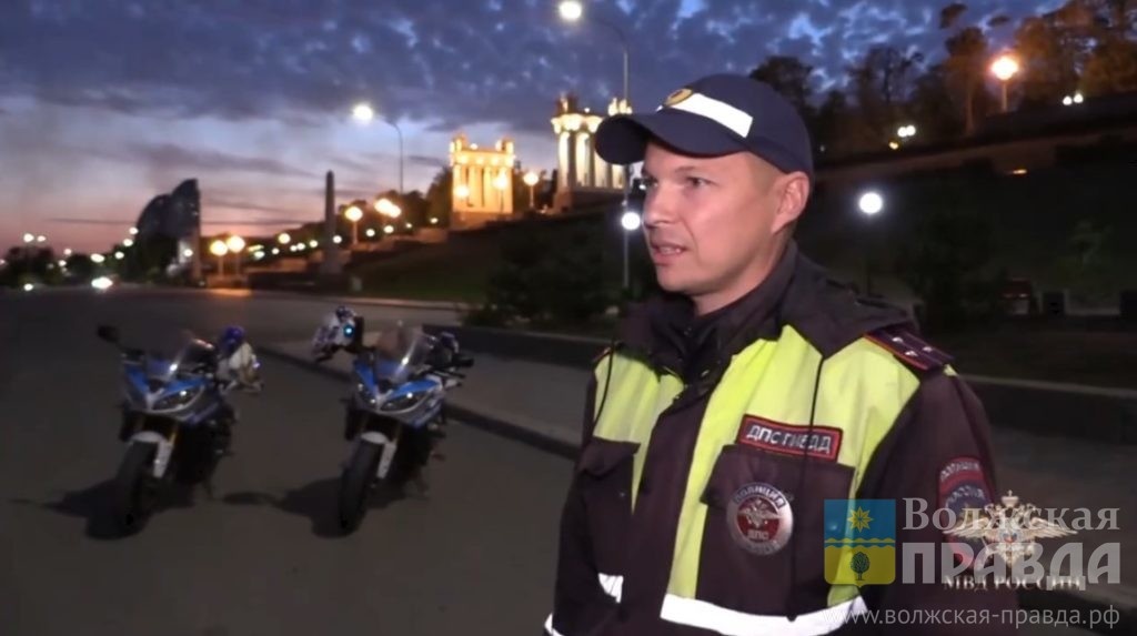 Скриншот с видеозаписи ГУ МВД России по Волгоградской области📷    Беременная, под мостом, с отлетевшим колесом: госавтоинспекторы Волгограда помогли девушке в положении
