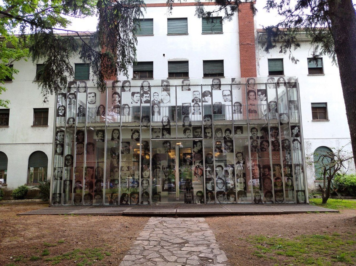 Главный вход в "офицерское казино" сегодня. Фото автора.