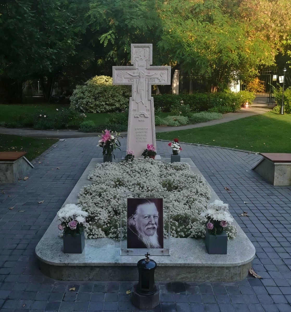 Протоиерей Димитрий Смирнов был похоронен за алтарём храма Благовещения Пресвятой Богородицы в Петровском парке (г. Москва), в котором многие годы был настоятелем.