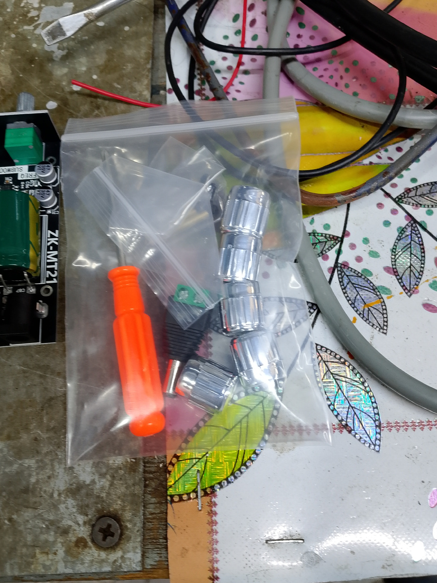 Распакованный усилитель - комплектация. Фото автора.