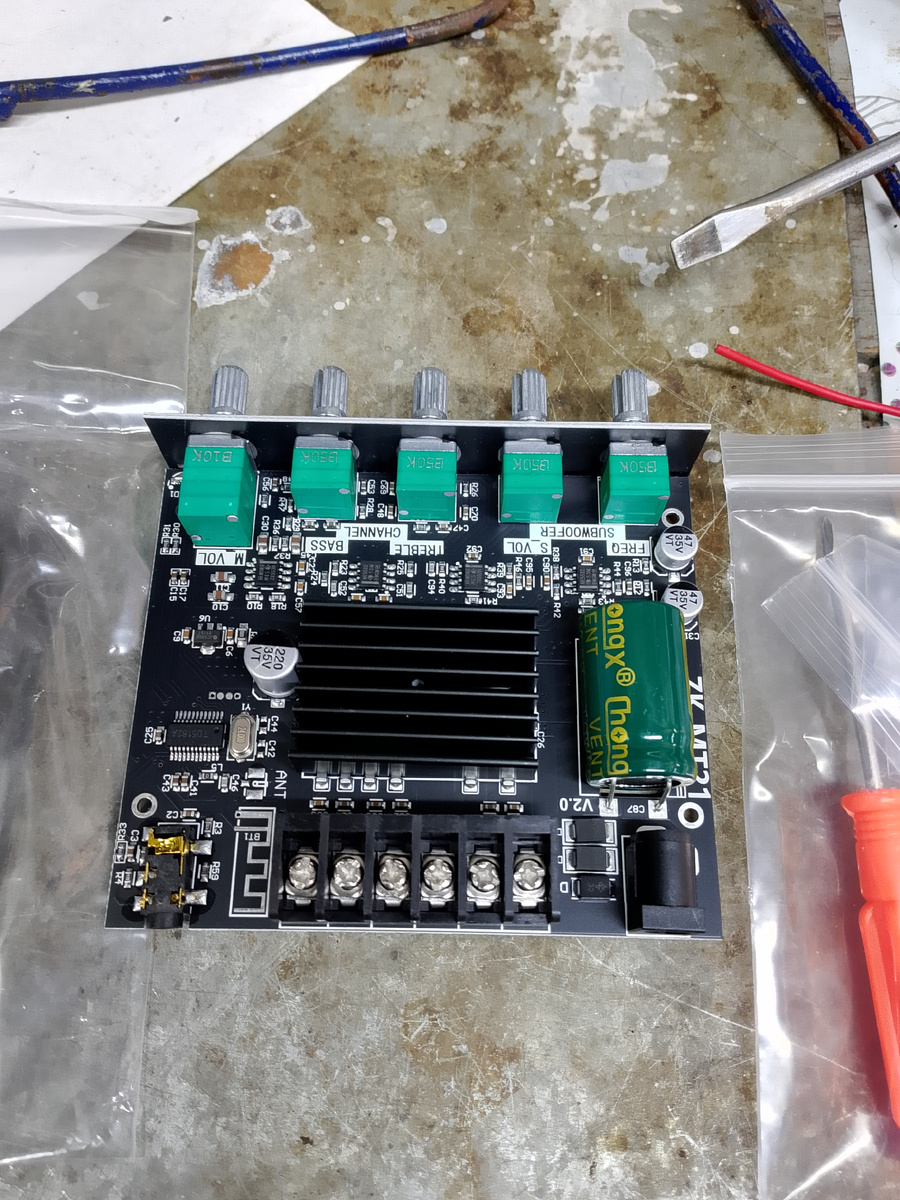 Распакованный усилитель - комплектация. Фото автора.