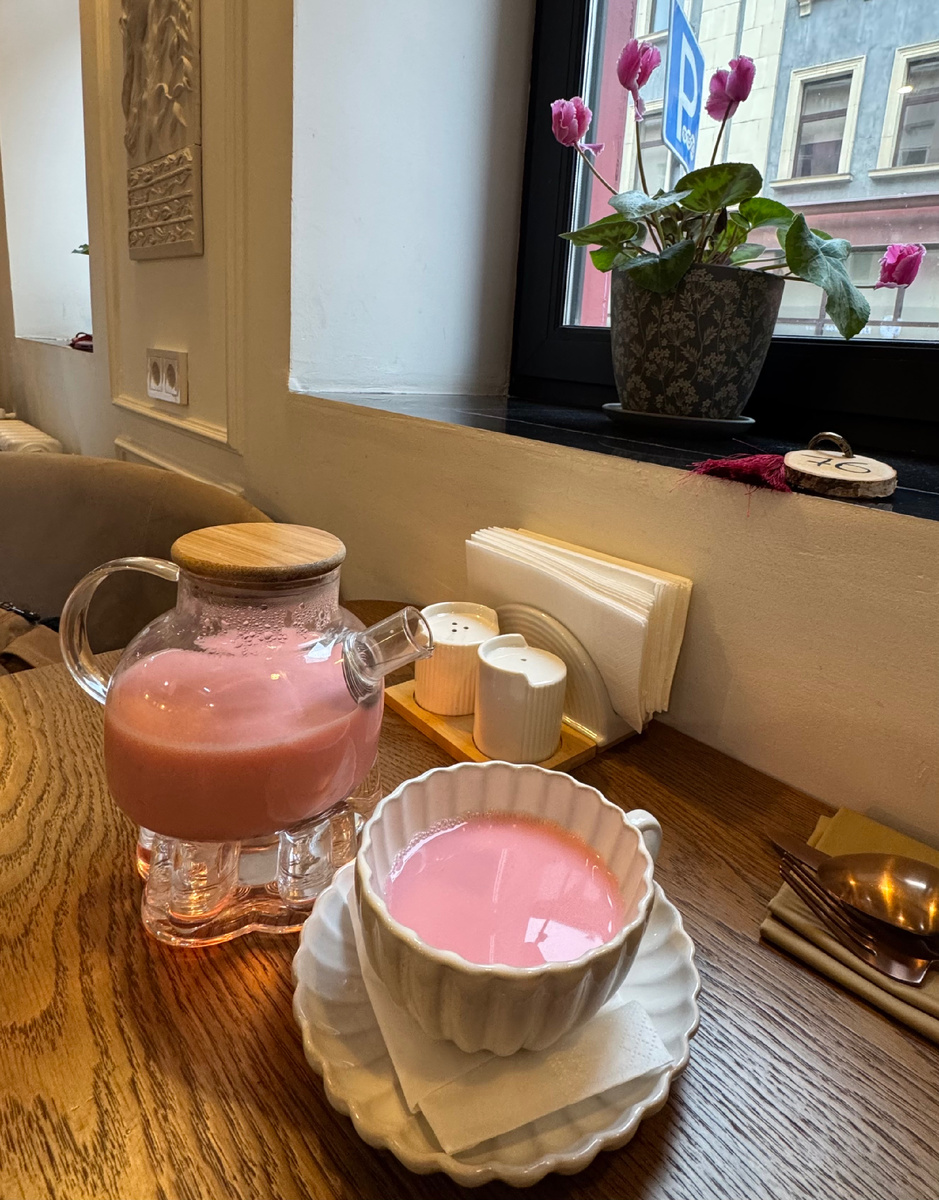 Фото автора. Чай таежный в кафе на Китай-городе))и цикламен 😍