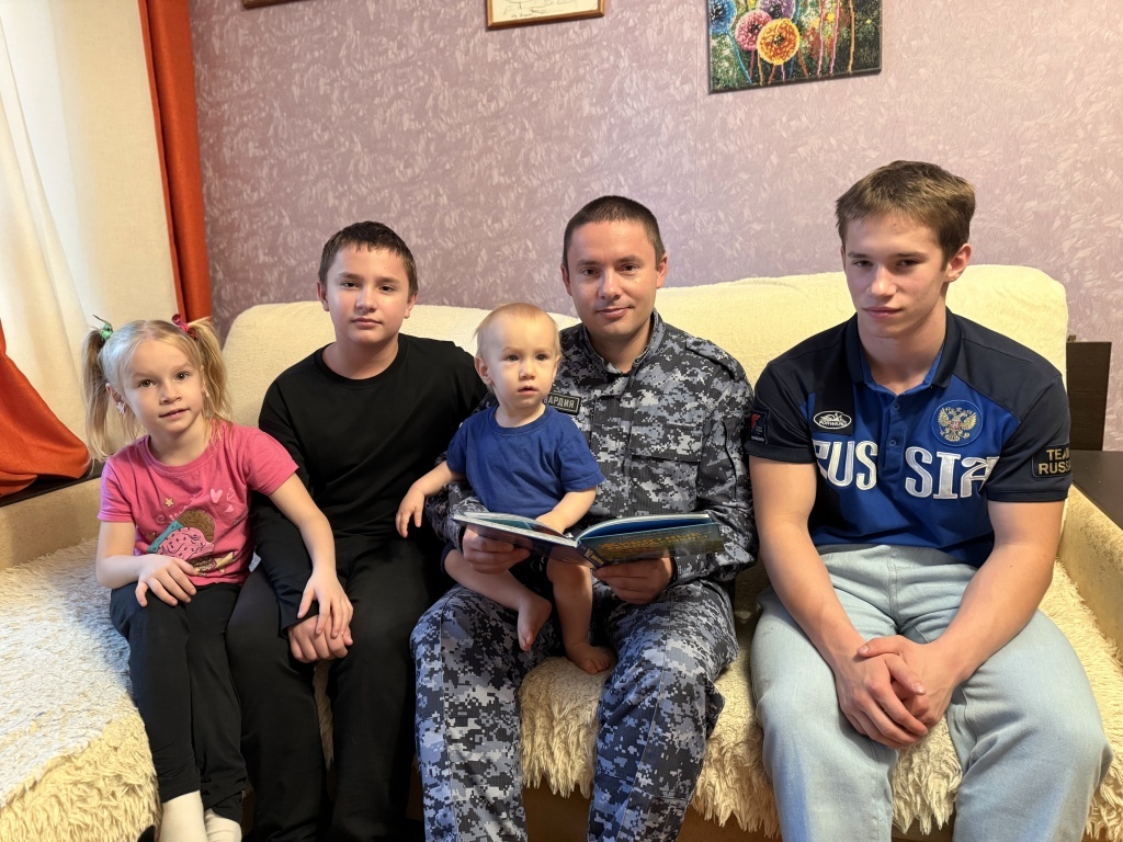 Многодетный сотрудник тверской Росгвардии рассказал о секретах воспитания детей