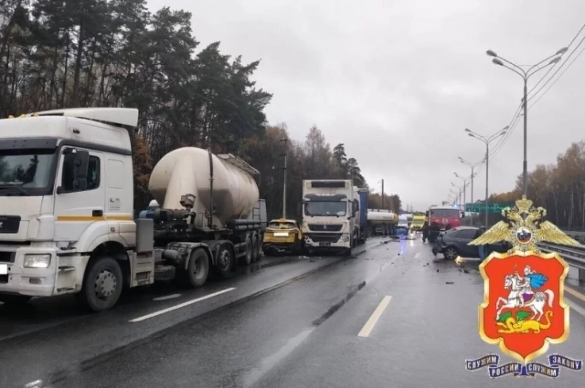    Два человека погибли в массовом ДТП с фурами на въезде в Тульскую область