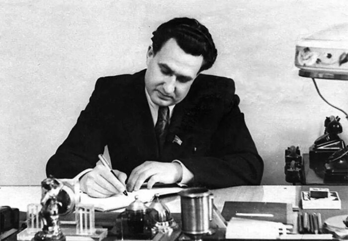 Планомерно шел вверх.