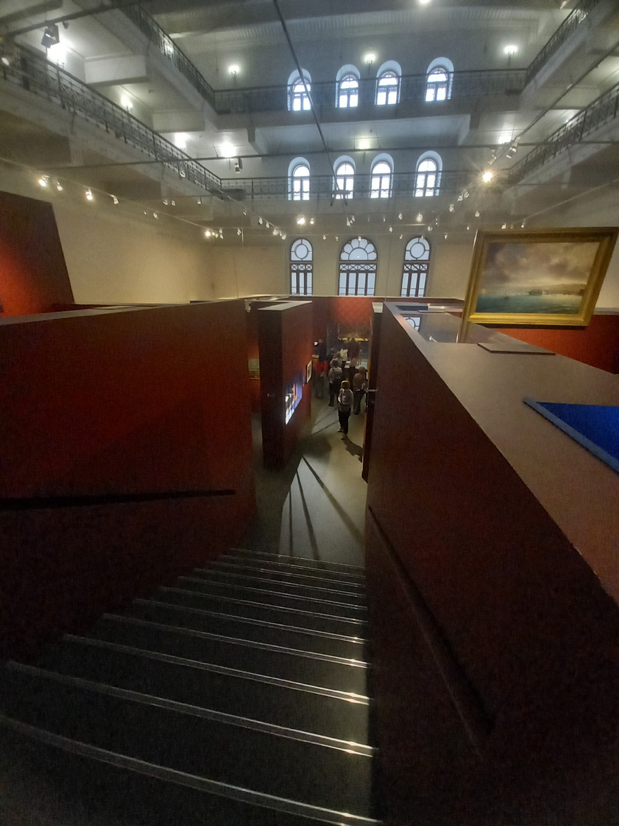 Вид на выставку и весь верхний этаж