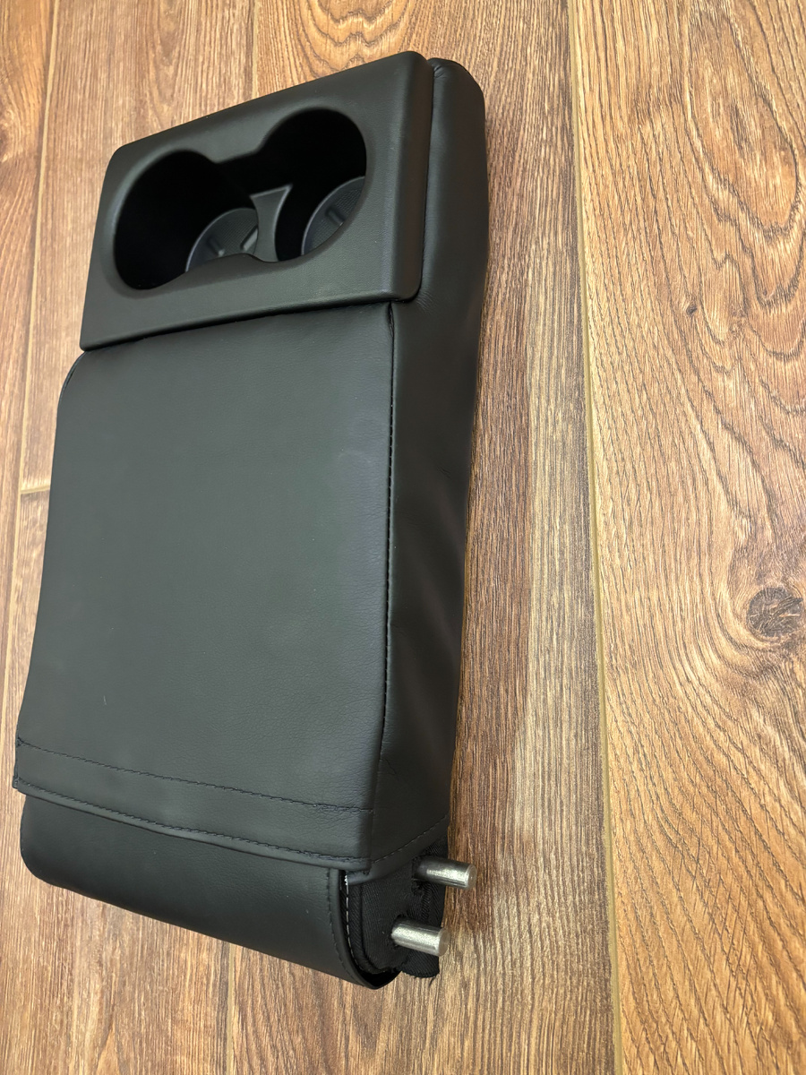 Задний подлокотник на Лада Веста в чехле из экокожи