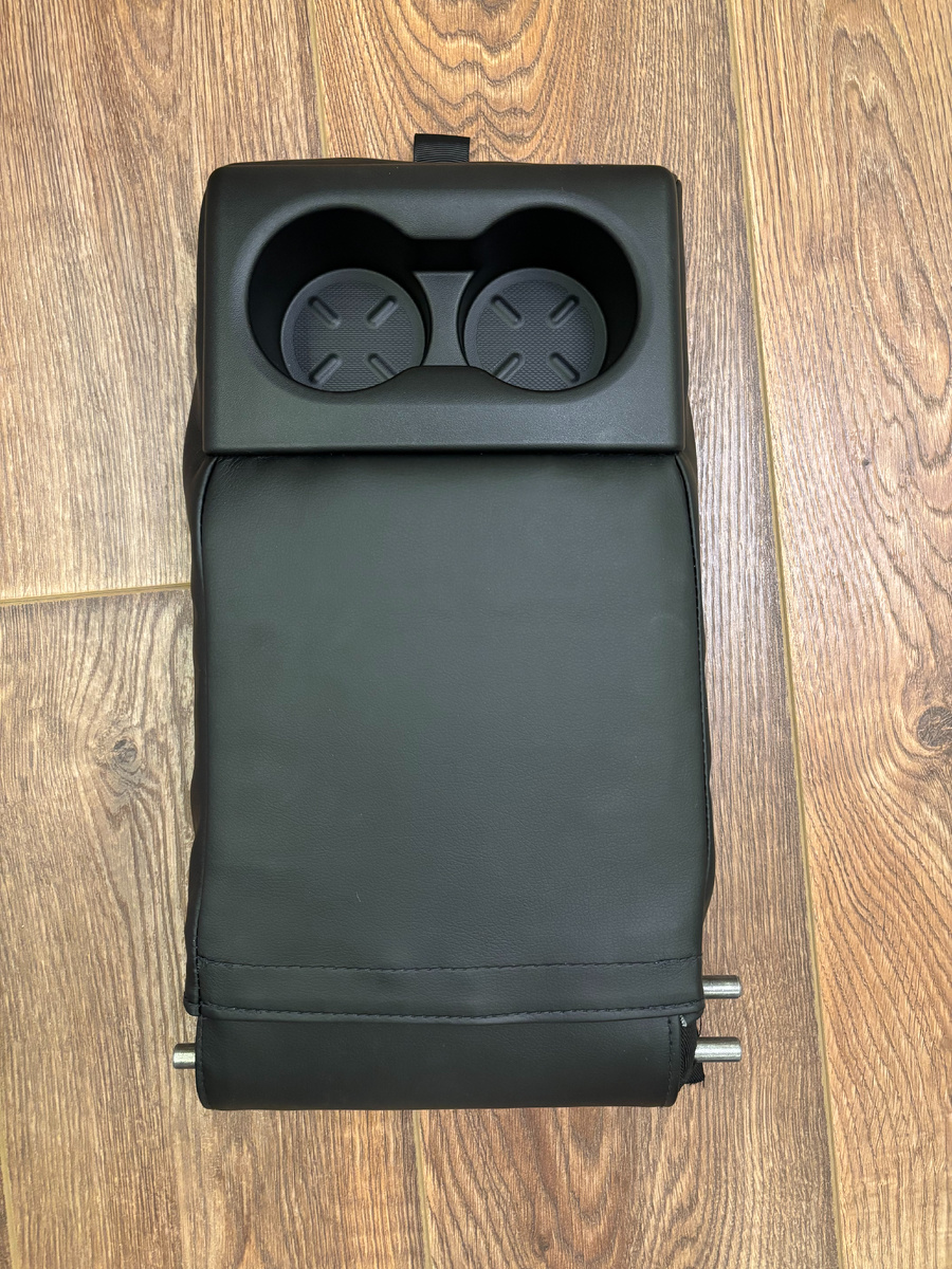 Задний подлокотник на Лада Веста в чехле из экокожи