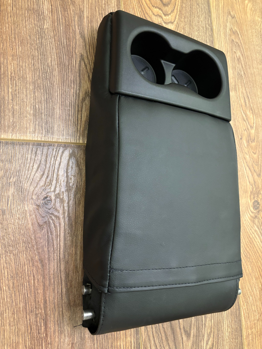 Задний подлокотник на Лада Веста в чехле из экокожи