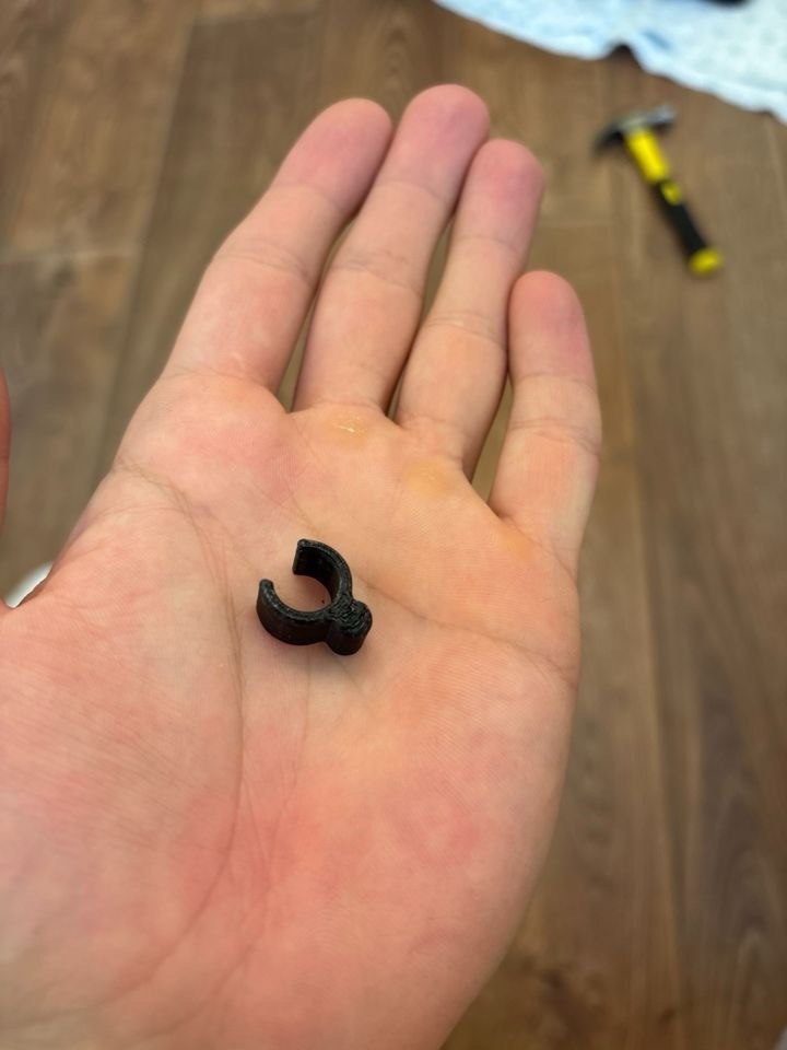 Вилка - ставится в самый последний момент после установки подлокотника на правый кронштейн по ходу движения автомобиля на длинную ось для предотвращения сдвига подлокотника вдоль оси вращения