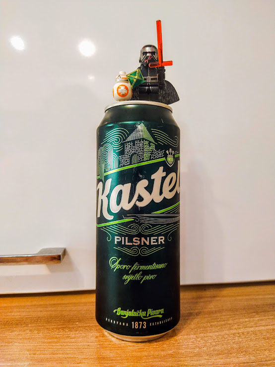 Банка пару месяцев пролежала в холодильнике, потому немного потрепанная)))