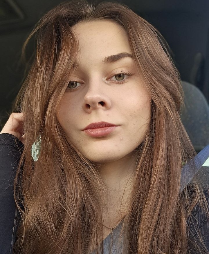 Со стороны меня описывают либо как милую, мягкую и безобидную, либо как высокомерную (пока не познакомятся). Грубой, жесткой, твердой - никогда