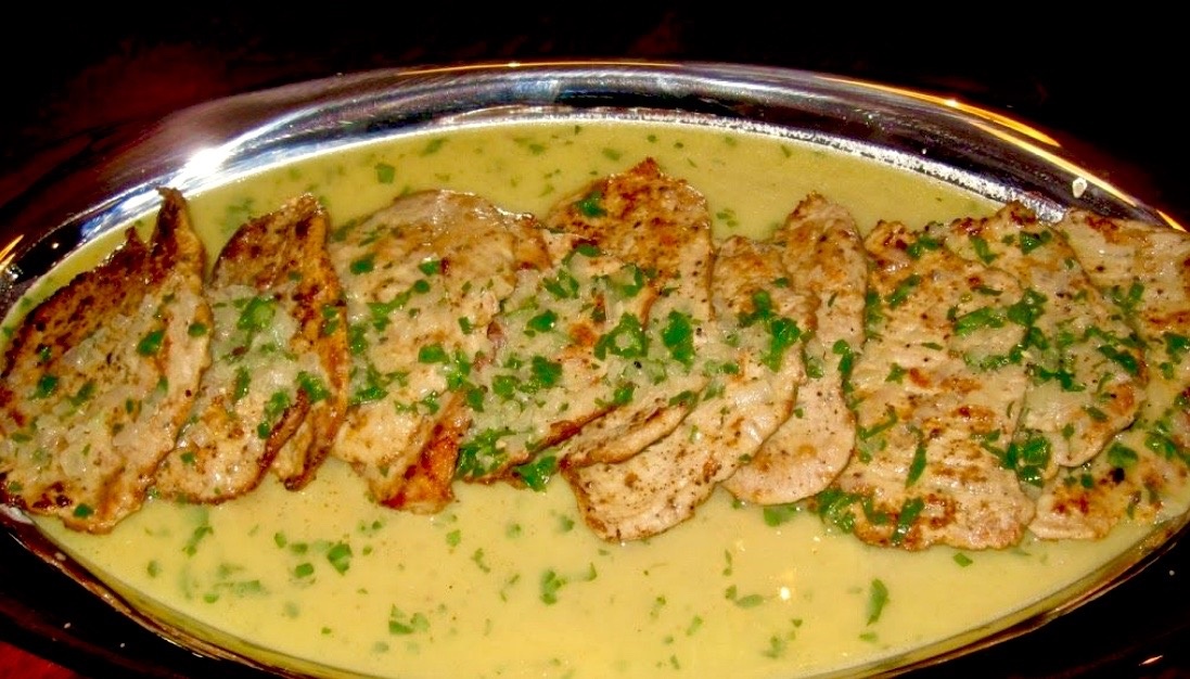 Эскалопы из грудки индейки с белым вином и зеленью петрушки.
