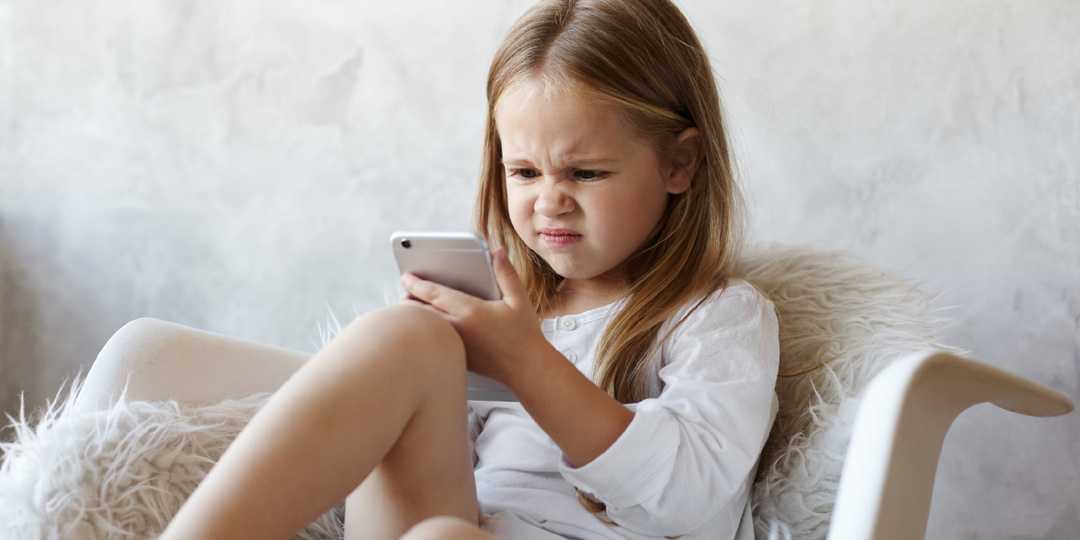 Как мягко и умно отвлечь ребенка от телефона