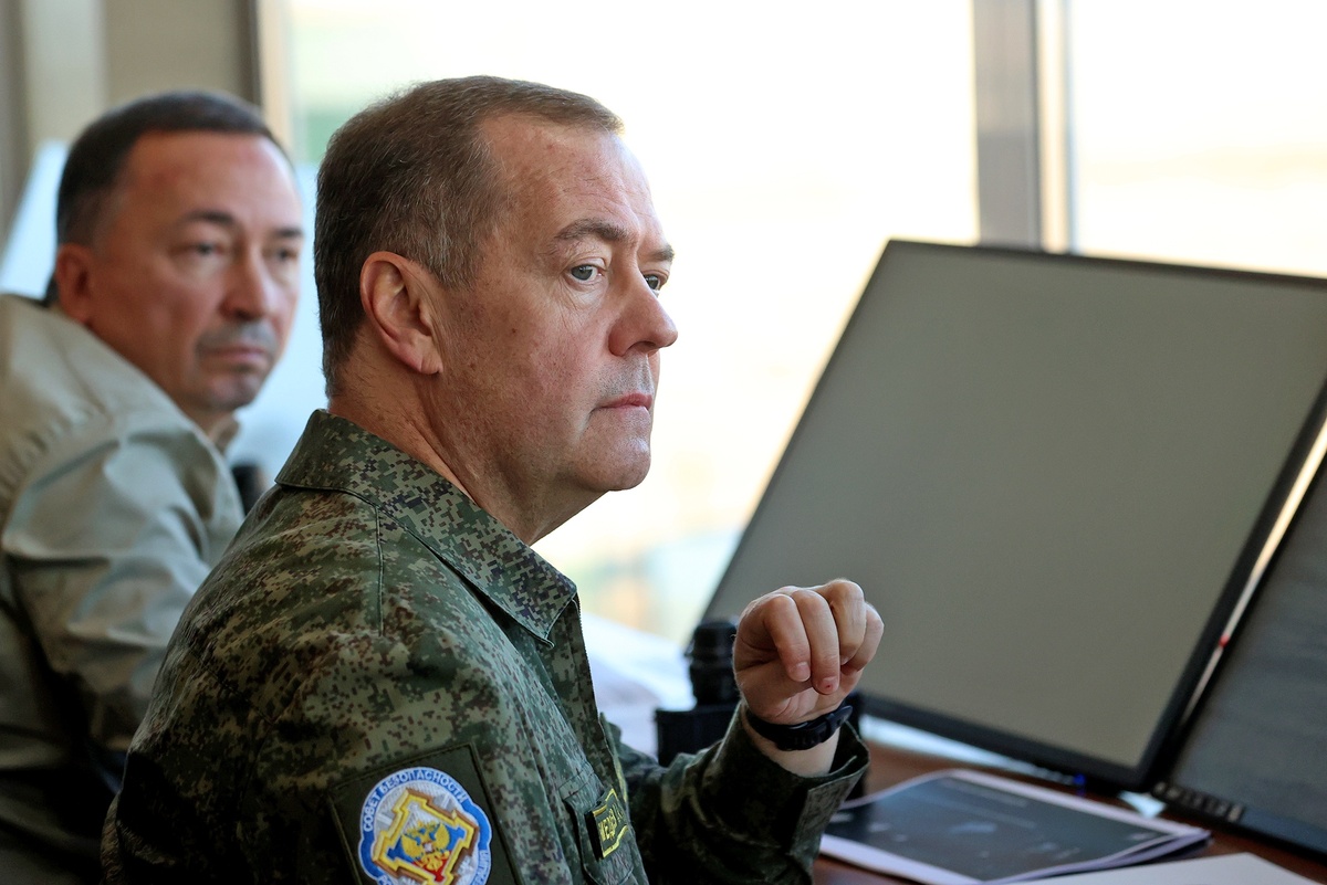    Заместитель председателя Совета безопасности РФ Дмитрий Медведев наблюдает за ходом испытаний перспективных образцов вооружения на полигоне Капустин Яр./Екатерина Штукина/ РИА Новости