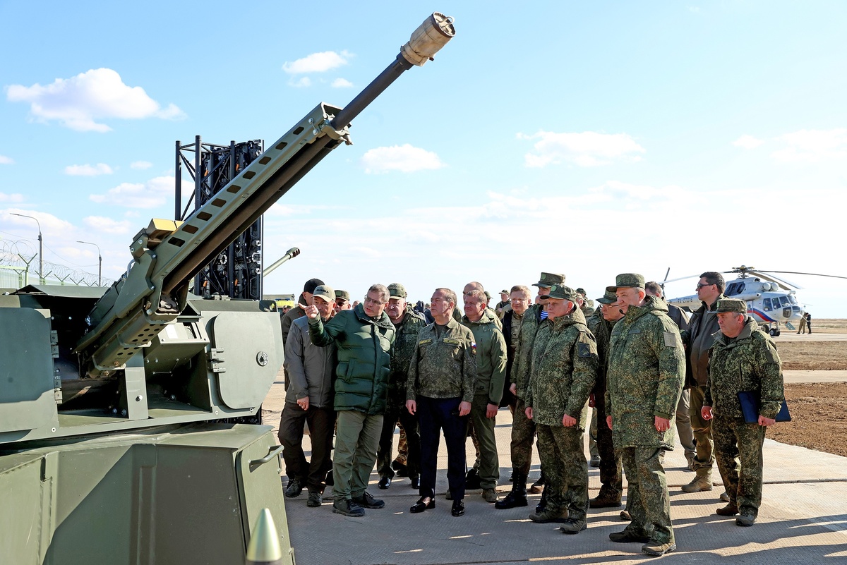    Заместитель председателя Совета безопасности РФ Дмитрий Медведев во время осмотра перспективных образцов вооружения на полигоне Капустин Яр./Екатерина Штукина/ РИА Новости