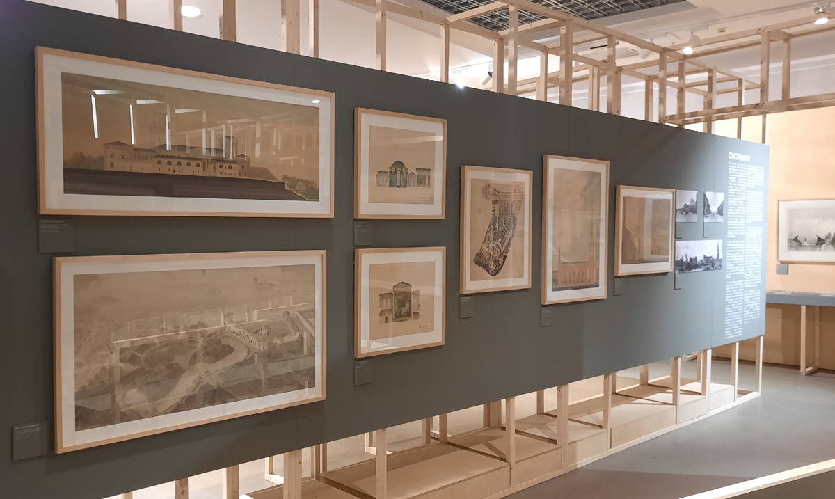 Экспозиция выставки «Архитектура памяти» в КВЦ имени Тенишевых, Смоленск. Автор фото: К. Тихонова. Октябрь 2025 года.