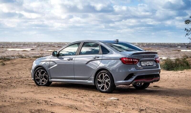   Lada Vesta в цвете «Тайфун»