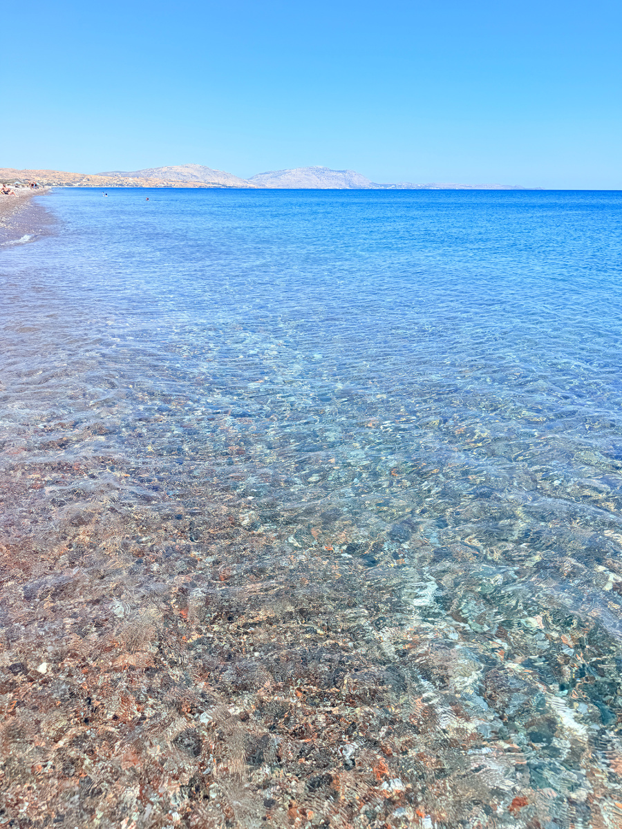 Здесь вода не просто «голубая». Она кристальная, до прозрачности нереальной. Такой насыщенный бирюзовый оттенок, что кажется, будто кто-то вылил в море тонны акварели. В ней не просто плаваешь — в ней растворяешься. Каждая клетка кожи сбрасывает городское напряжение и наполняется этой прохладной, соленой негой. Хочется лежать на спине, смотреть в бездонное небо и просто… исчезнуть в этом моменте.