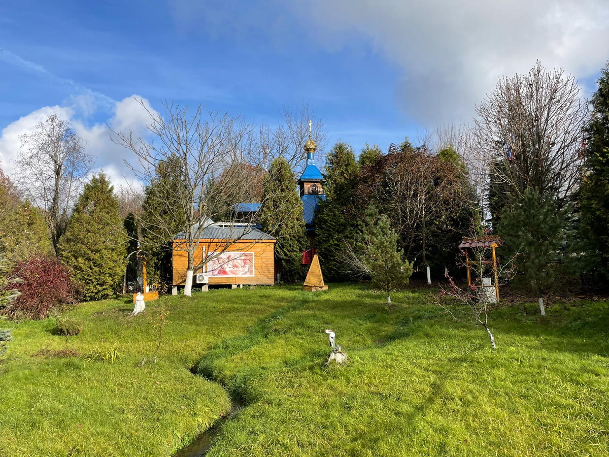 Сквер в память о погибших в Беслане у Казанской церкви в Мураново