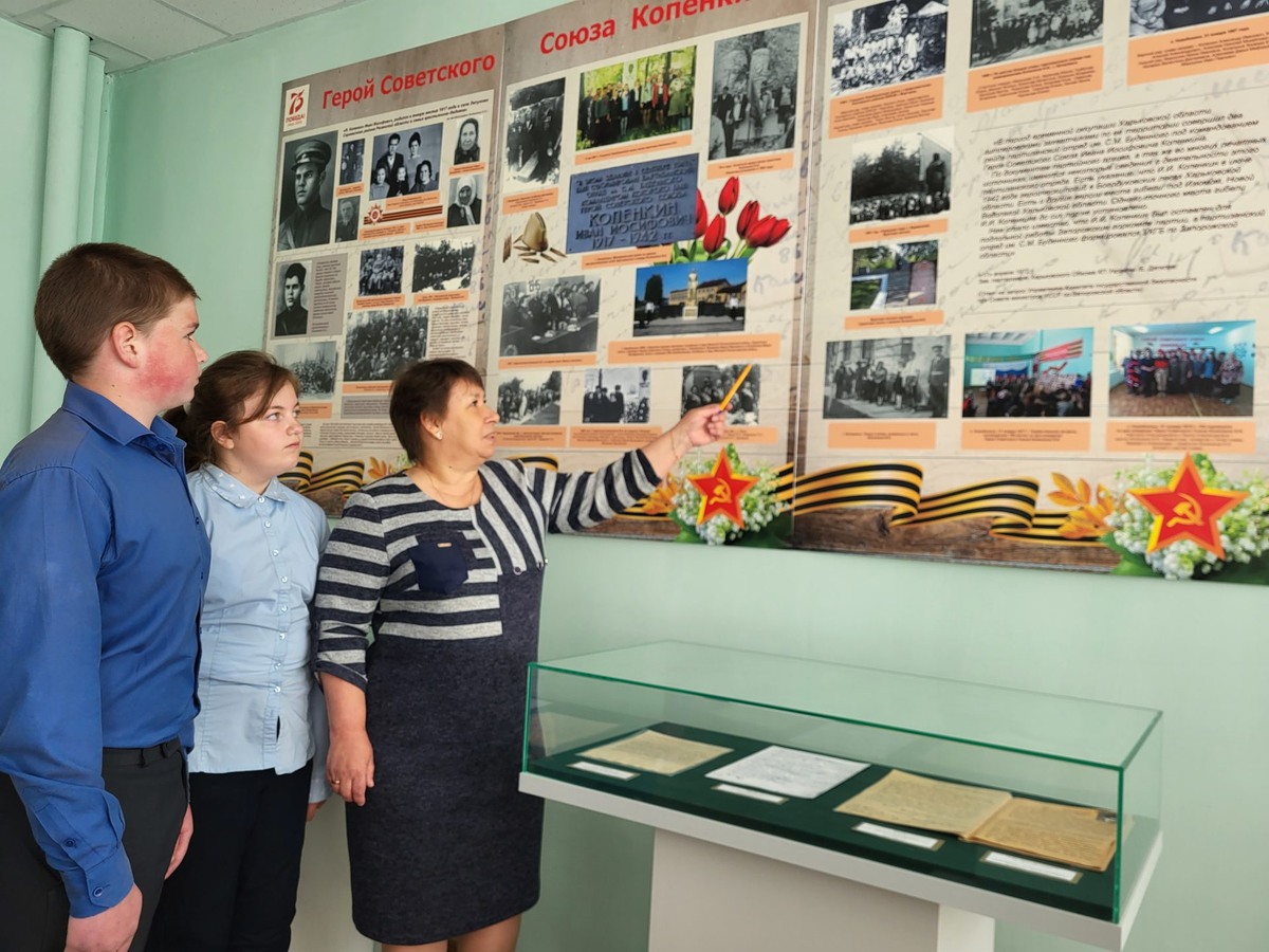 Экскурсию по музею Ивана Копенкина проводит директор школы Татьяна Фомичева