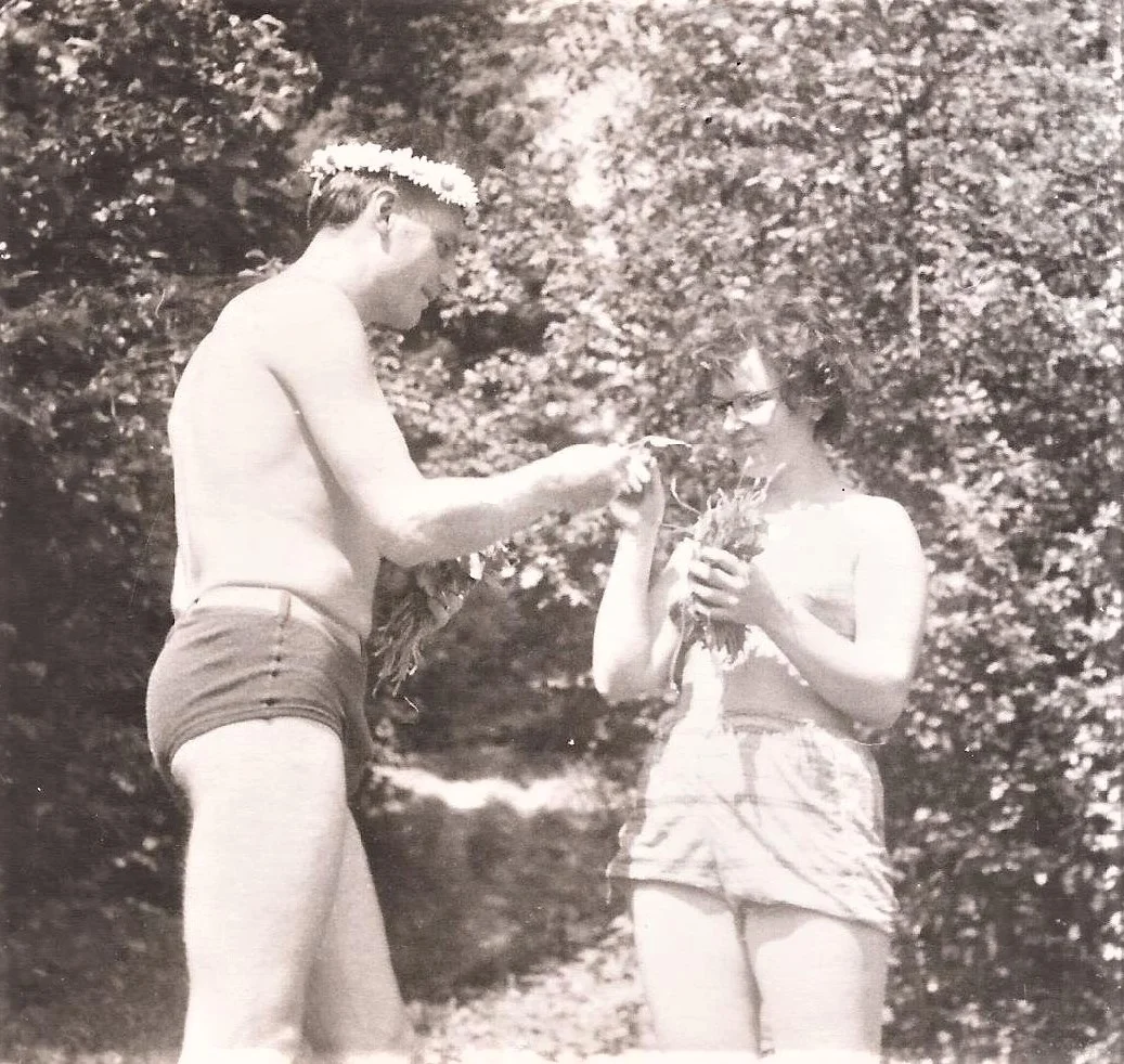 - Прими мой скромный букетик...
