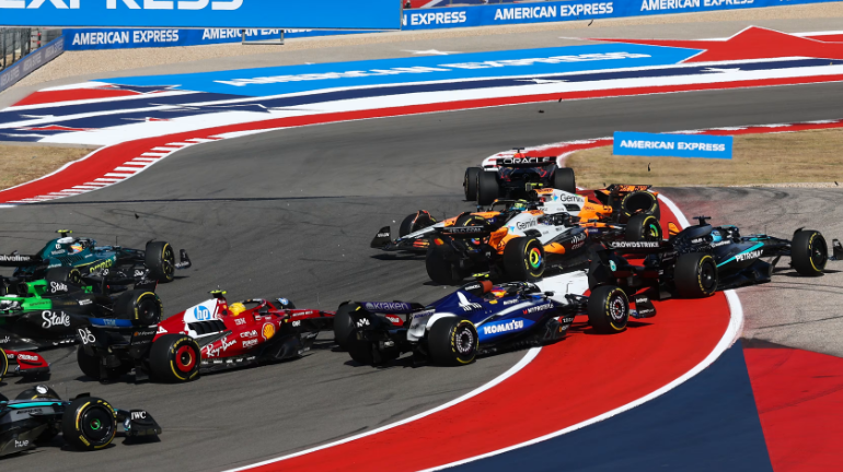 Обе машины McLaren сошли с дистанции в первом повороте