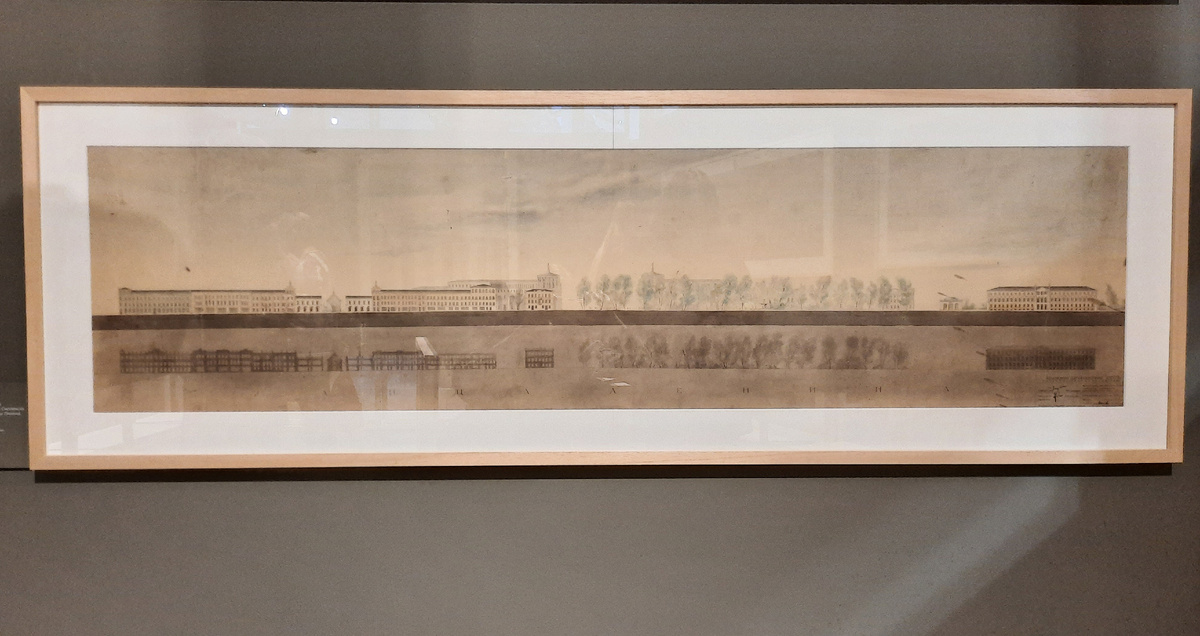 Г.П. Гольц, С.С. Райтман. Проект восстановления и реконструкции центра Смоленска. Проект застройки улицы Ленина. Развёртка. 1944-1946. Бумага, карандаш, акварель, тушь. Фотография экспозиции выставки «Архитектура памяти» в Смоленске. Октябрь 2025.