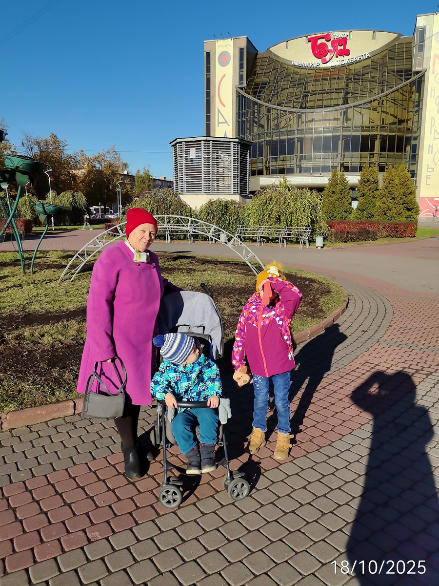 Театр новый (год постройки 2008-2010) и огромный