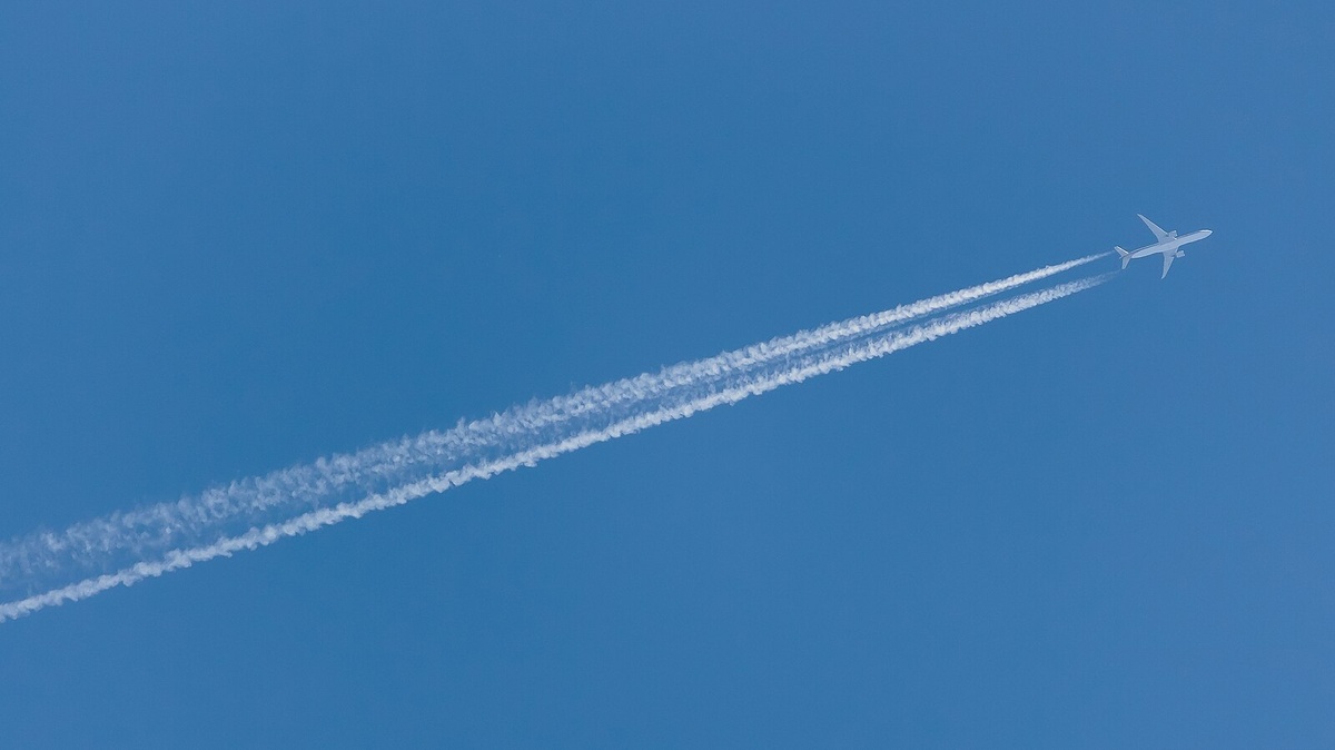 Конденсационные следы формируют искусственные облака, отражающие солнечный свет.