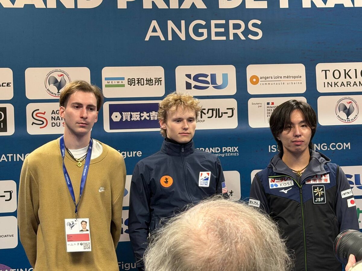 Пресс-конференция. Что-то очень уставшие все. Будто на скучной и обязательной школьной линейке рано утром. Источник фото Natalia Boku