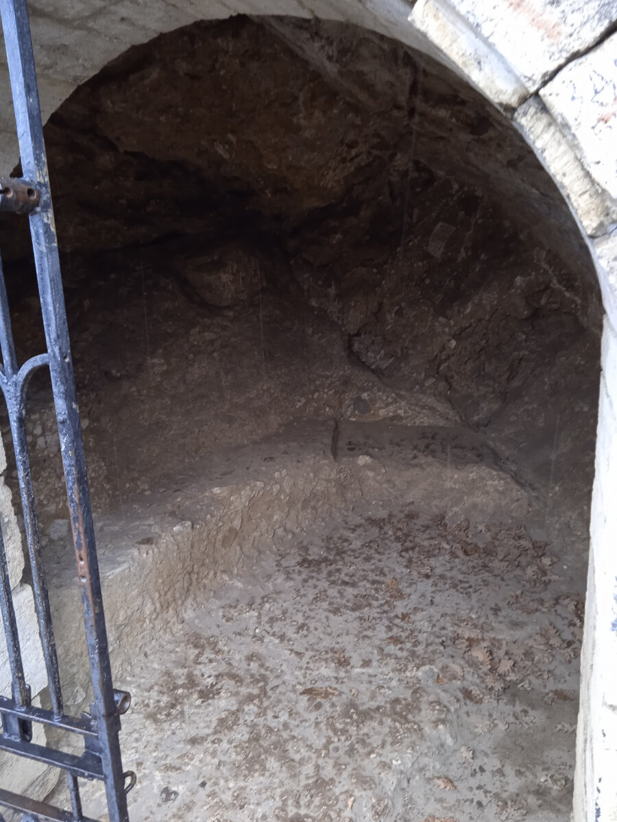 Внутри полукруглая скамья. Фото автора.