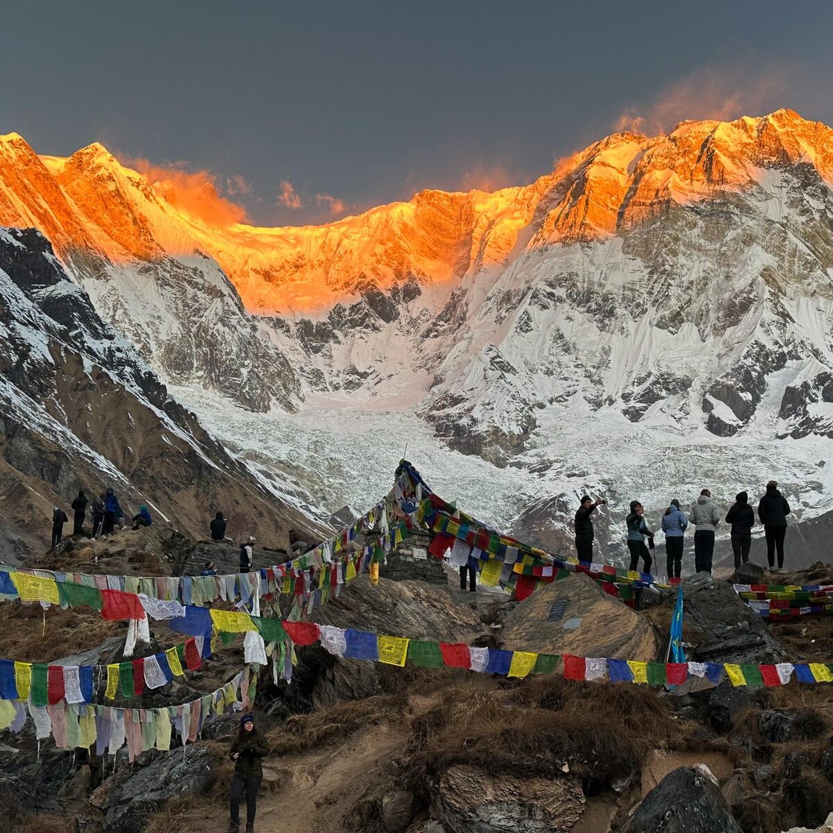 Аннапурна в утренней короне, вид со смотровой Базового лагеря (ABC)