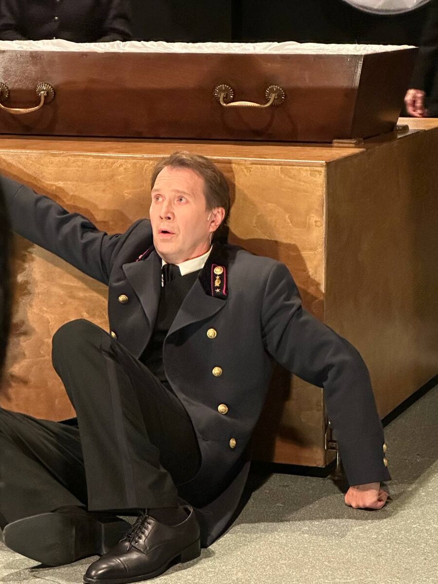 Сцена из спектакля «Обыкновенная смерть». Театр Наций. Фото автора.