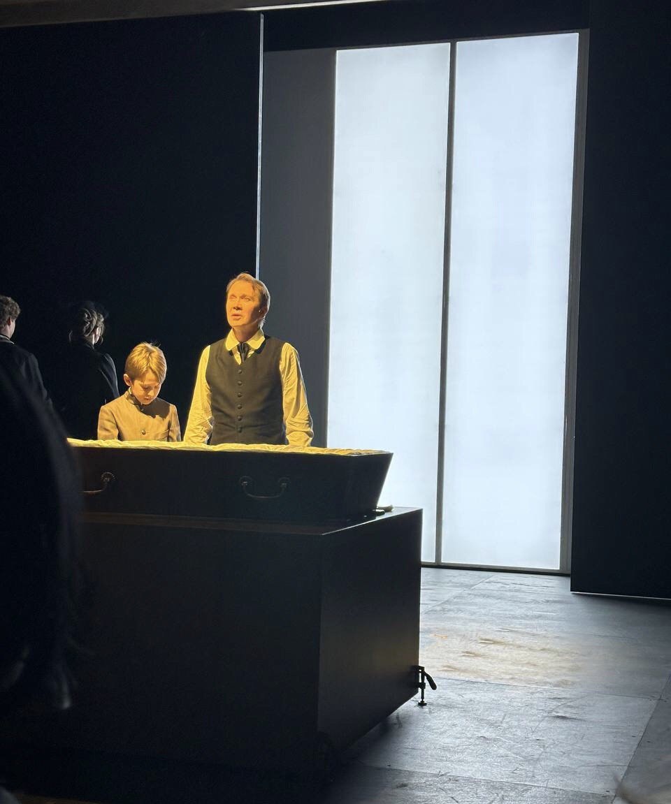 Сцена из спектакля «Обыкновенная смерть». Театр Наций. Фото автора.