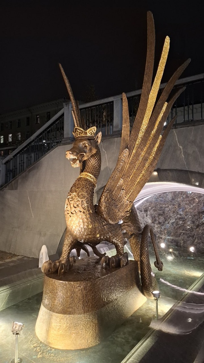 Высота Зиланта 3,3 метра, а вес - 800 кг фото автора