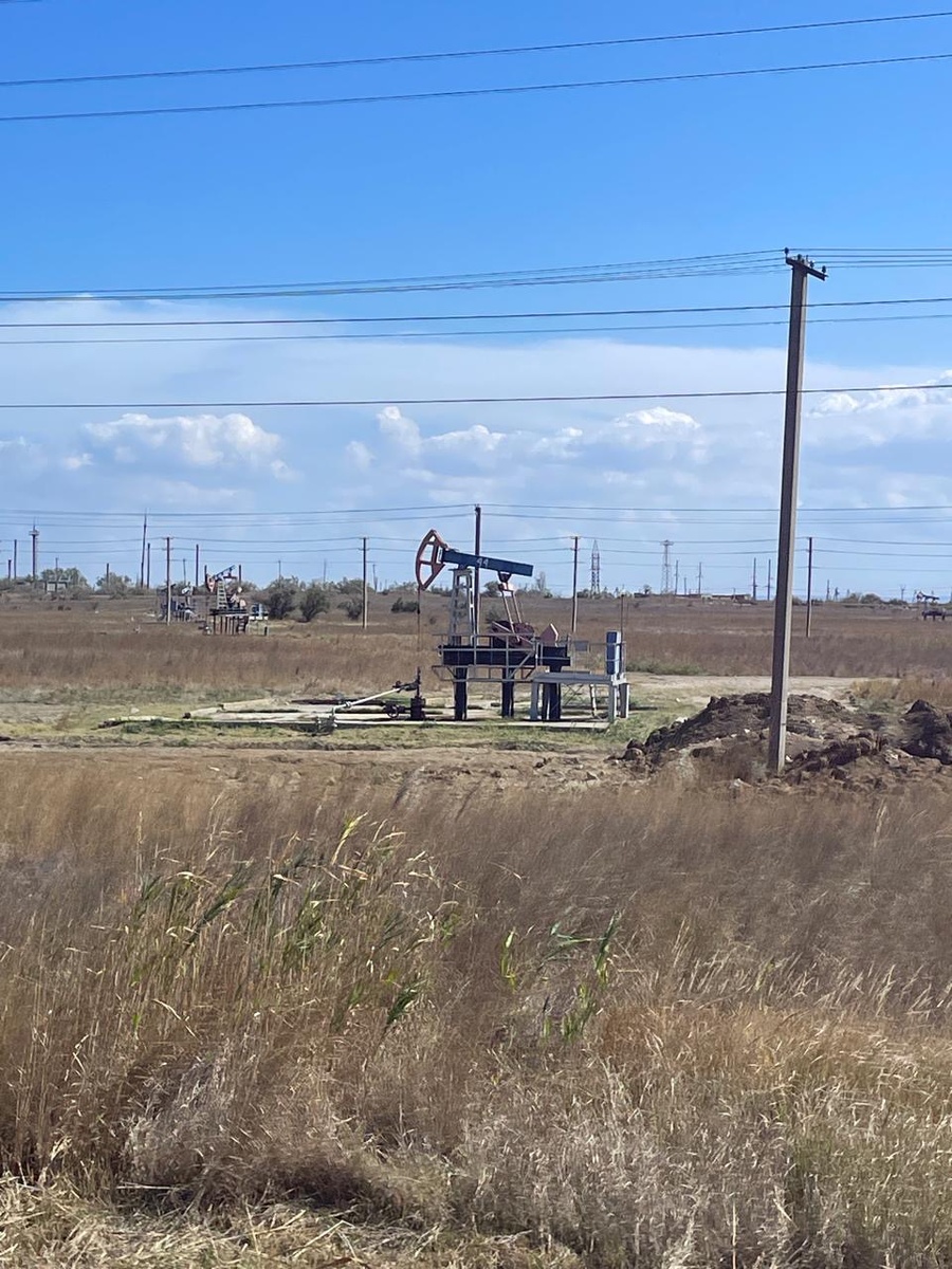 Вот такие постоянно работающие агрегаты можно увидеть вдоль трассы по дороге в Щёлкино (Крым)