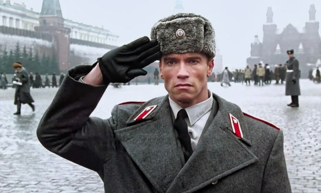 Фото: Кадр из к/ф «Красная жара» (1988), Арнольд Шварценеггер в роли Ивана Данко, съёмки Красной площади действительно проводились скрытно