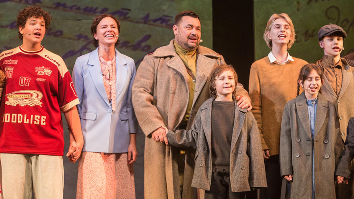    Сергей Жуков на сцене театра с сыном и коллегами ФОТО: ПРЕСС-СЛУЖБА МОСКОВСКОГО ГУБЕРНСКОГО ТЕАТРА