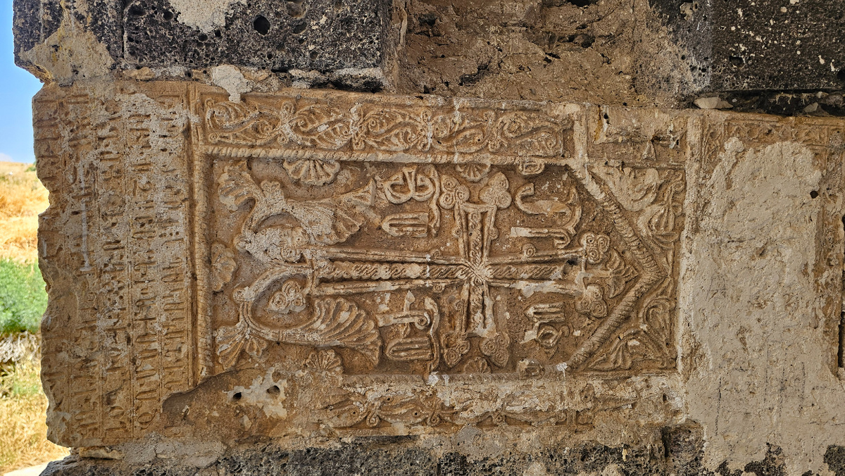 Старый хачкар как кирпич использовпн в стене храма. Видимо, когда-то его перестраивали